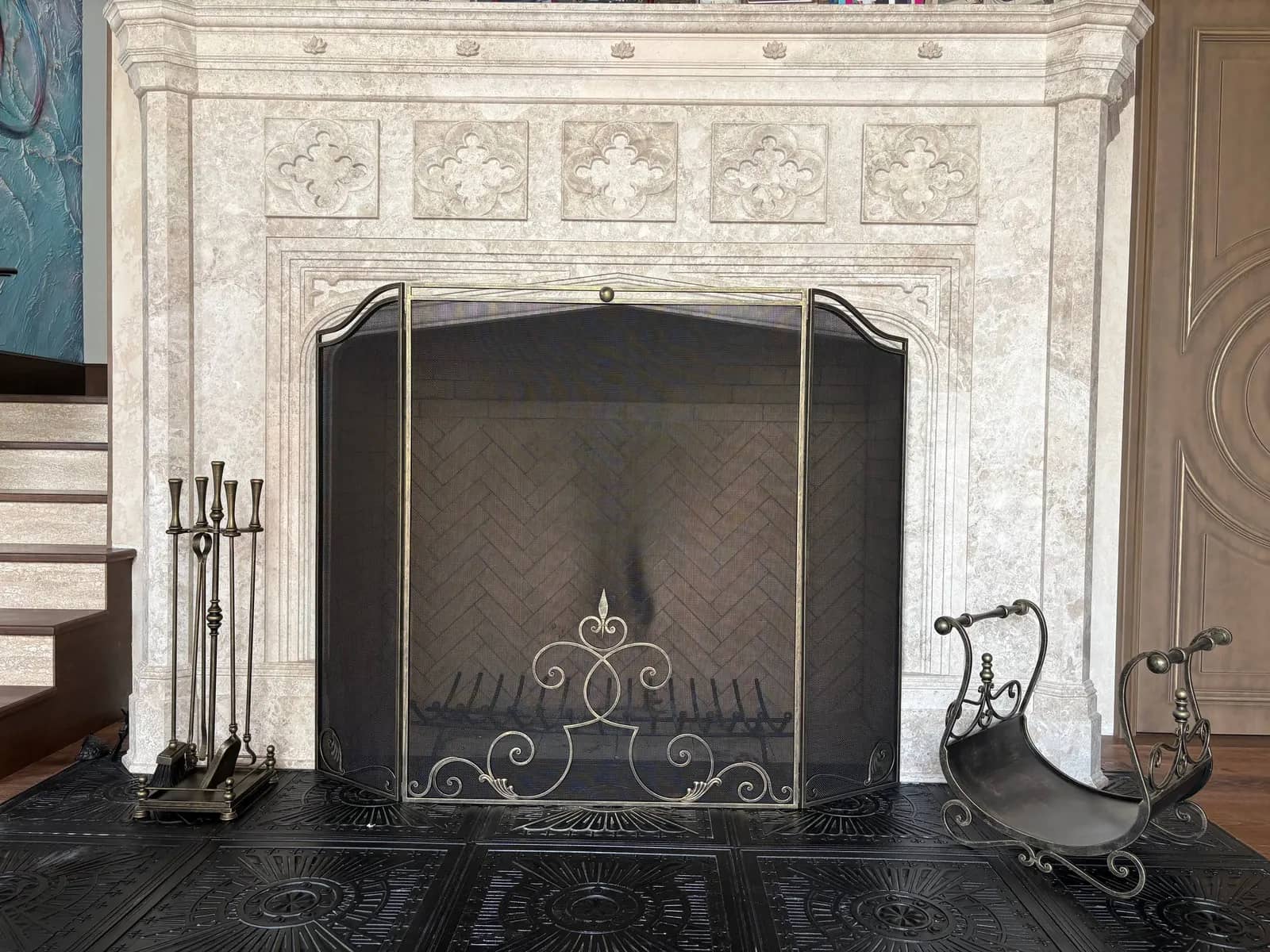 Бронзовый каминный экран с вензелем, набором и дровницей