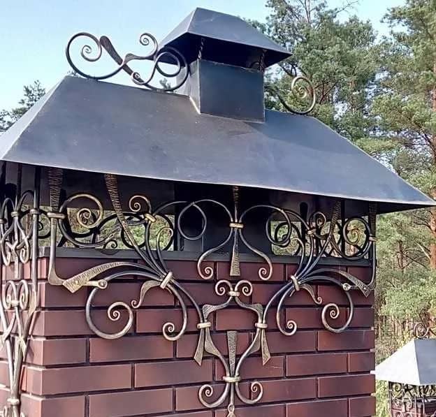 Колпак на дымоход с кованым гребнем