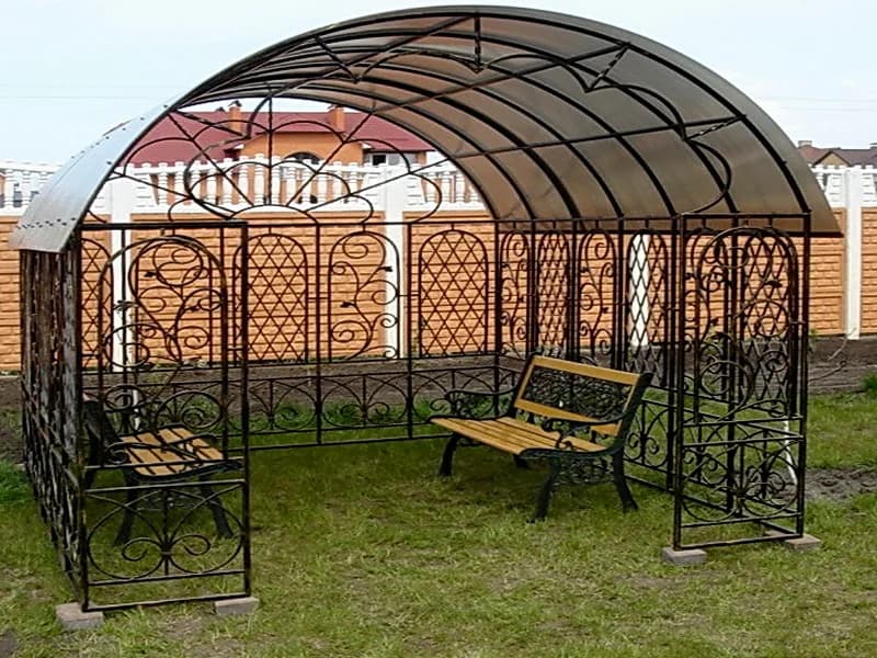 Беседка с арочной крышей и ромбовидным узором стен