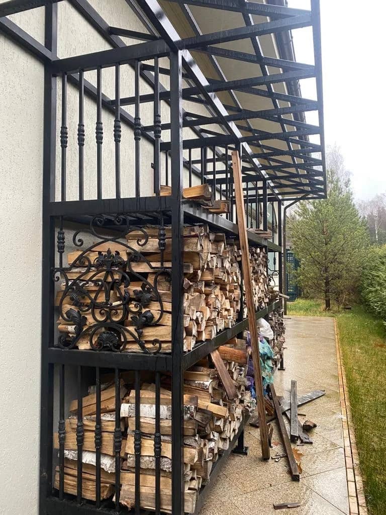 Дровница с дугообразной кровлей и ажурной задней стенкой