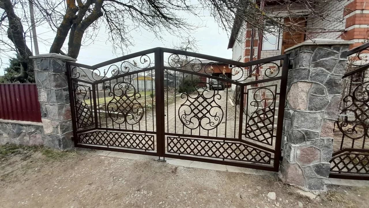 Калитка с ромбовидным орнаментом под козырьком