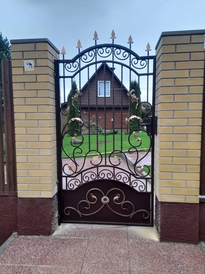 Двустворчатая садовая калитка в живой изгороди