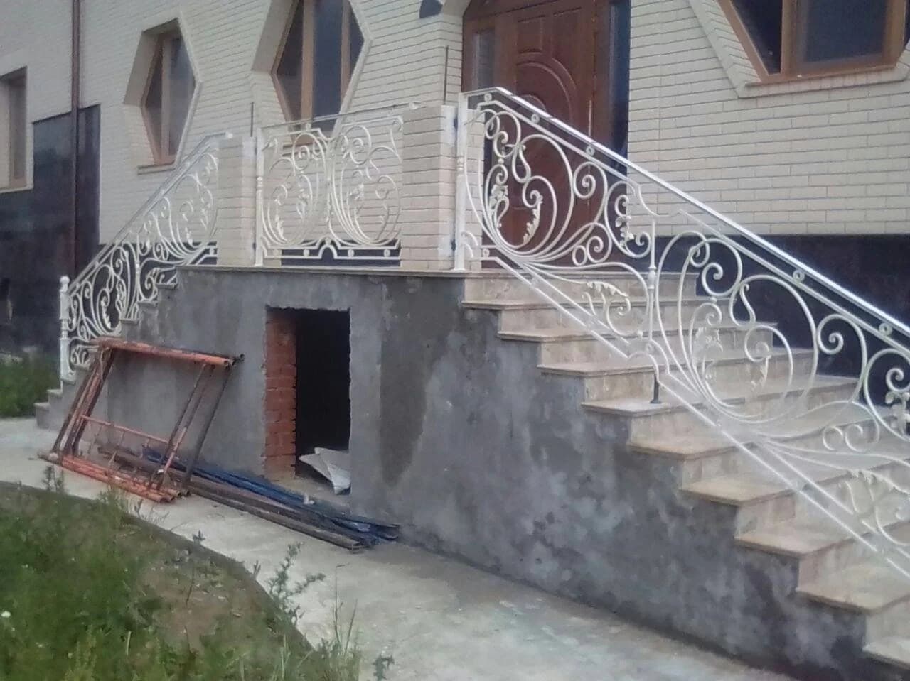 Белые перила крыльца с боковой калиткой