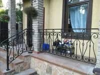 Перила крыльца с растительными завитками
