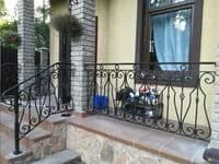 Перила крыльца с растительными завитками
