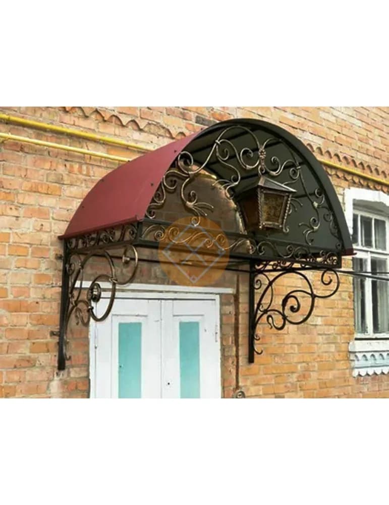 Арочный козырёк на кованых кронштейнах